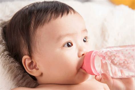 trẻ sơ sinh uống nước cơm được không